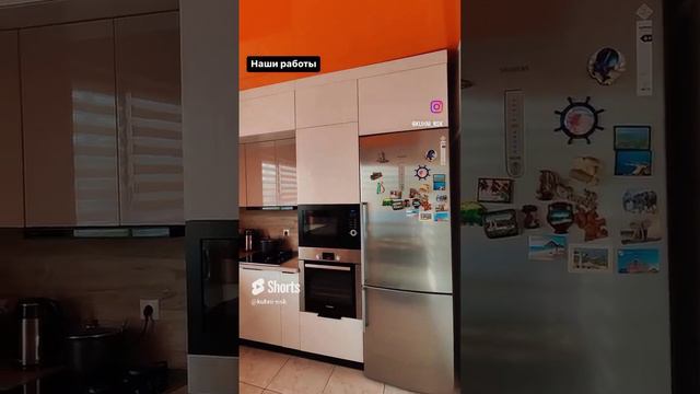 Кухня в частном доме, мойка под окном, газовая плита, антресольные шкафы.