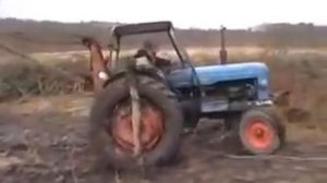 Как вытащить трактор из глубокой грязи