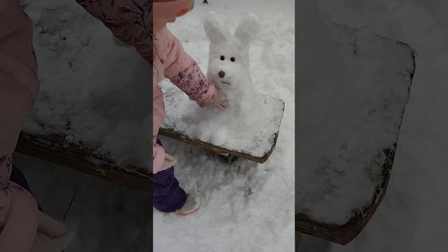 посмотрите какого зайчика я слепила из снега смотреть онлайн