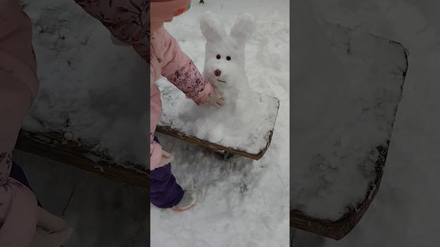 посмотрите какого зайчика я слепила из снега