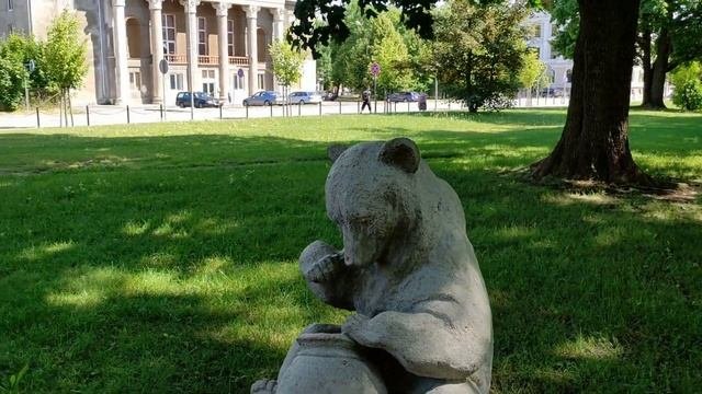 Медвежонок с мёдом ! Что сейчас в парке и окрестностях возле ЖД вокзала .   Елгава 29 июня 2021 .