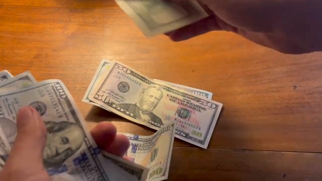 Звук складывания денег в пачку. Собираем со стола разбросанные доллары смотреть онлайн