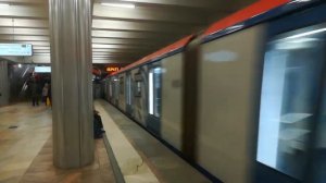 Поезд Москва на станции метро Октябрьское поле (3)