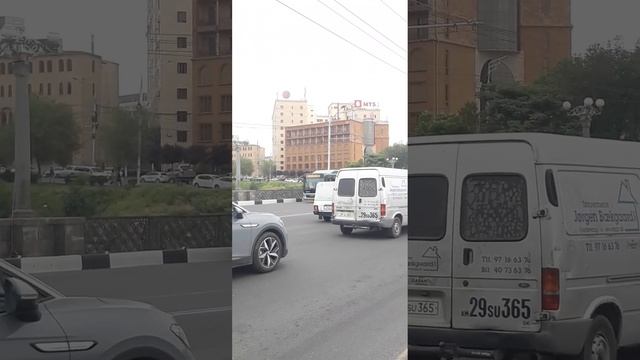 Автобусы Еревана едут в сторону Коньячного завода АРАРАТ. 24.05.23