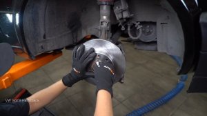 Как заменить передние тормозные диски на VW GOLF 2 [ВИДЕОУРОК AUTODOC]
