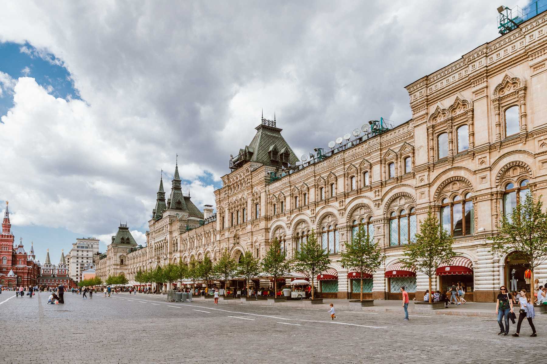 Department store moscow. ГУМ Москва. Здание гума (Верхние торговые ряды). Красная площадь ГУМ. Магазин ГУМ на красной площади.