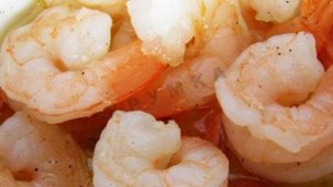 Салат с жареными королевскими креветками, сыром и майонезом