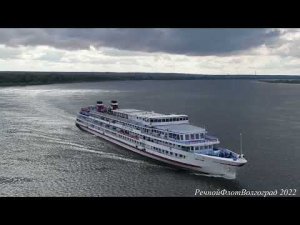 Пассажирский теплоход Сергей Кучкин бежит по Волге