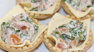 Закуска из тарталеток с помидором и сыром