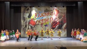 Танец " Ярмарка" исполняет хореографический коллектив "Сюрприз"