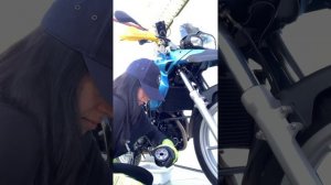 Девушка меняет масло на мотоцикле. BMW F650/800 GS Замена масла и масляного фильтра.