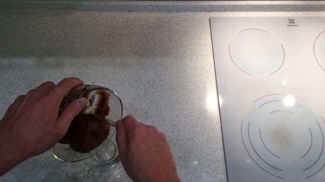 Десерт Брауни с чёрной смородиной смотреть онлайн