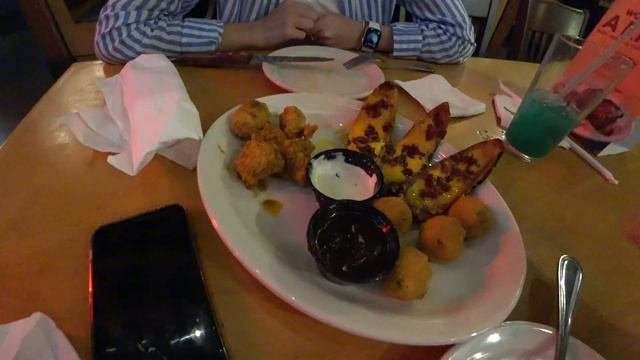 Дубай. Рестораны в Dubai Mall и Dubai Marina. Cargo. Hafiz Mustafa. EatGreek.ZouZou.Texas Roadhouse