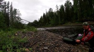 Сплав с рыбалкой по горной реке.