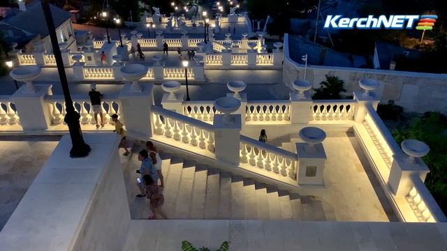 Многолюдная вечерняя Митридатская лестница смотреть онлайн