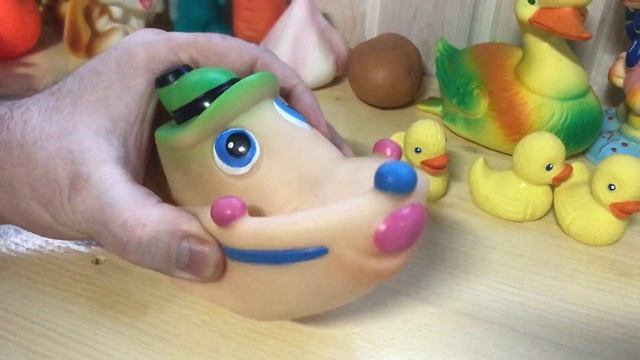 Игрушечный резиновый кораблик