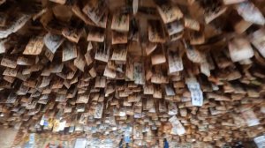 Весь потолок в деньгах, кафе на склонах Эльбруса.