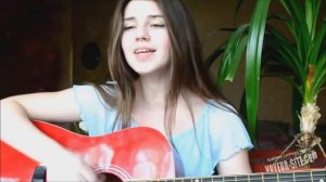 Девушка красиво поет под гитару на стихи  Есенина 'Заметался пожар голубой'