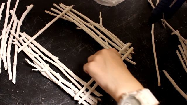 Декор из Сухих Веток - белоснежная рамка с цветами
