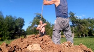 Как выкопать глубокую траншею лопатой