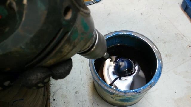 Как быстренько перемешать старую краску. смотреть онлайн