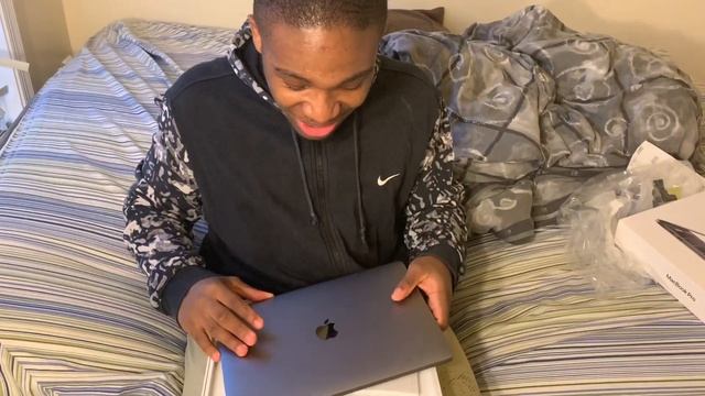 I unboxed the newest MacBook Pro ?(I'm in debt) смотреть онлайн