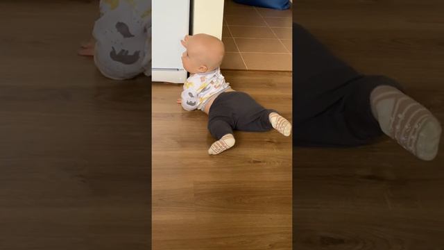 24.09.21 младенец Роберт Джеймс вовсю ползает по-пластунски 🥰😍 baby is crawling on the floor 🤩