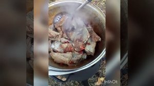 Ребра в казане на костре.