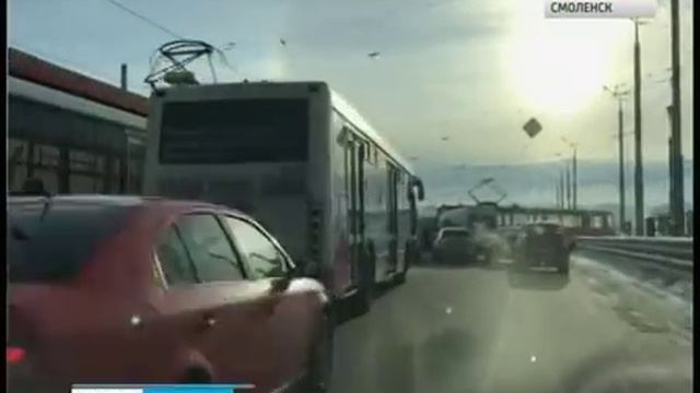 В Смоленске не поделили дорогу трамвай и легковой автомобиль смотреть онлайн