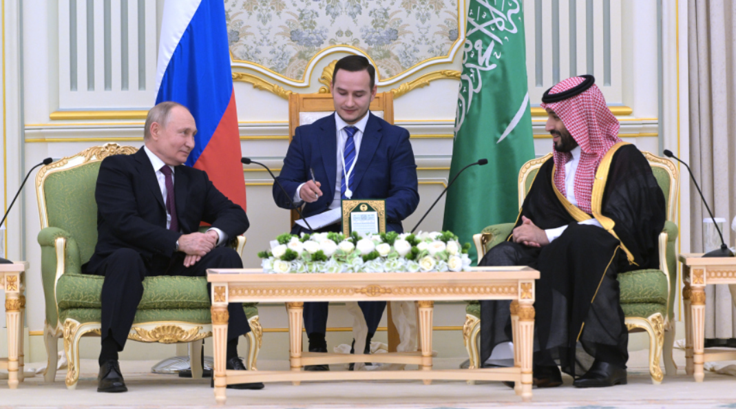 Теплый прием: как встретили Путина в Абу-Даби и Эр-Рияде