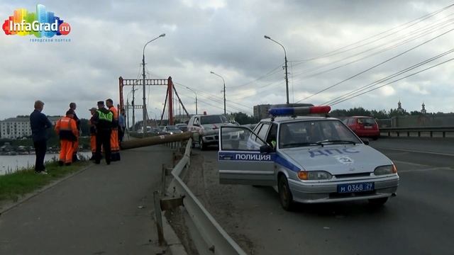 В Архангельске столб упал на проезжую часть смотреть онлайн