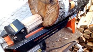 Как просто расколоть дрова. (How easy it is to split firewood.)