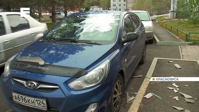 Сильный ветер в Красноярске повалил деревья и повредил машины смотреть онлайн