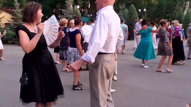 ПОЛЕВЫЕ ЦВЕТЫ СОБЕРУ БУКЕТ! ТАНЦЫ В ПАРКЕ ГОРЬКОГО ХАРЬКОВ смотреть онлайн