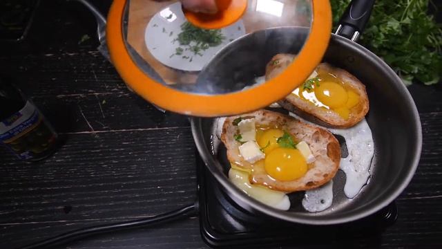 Быстрый рецепт / вкусная яичница с камамбером