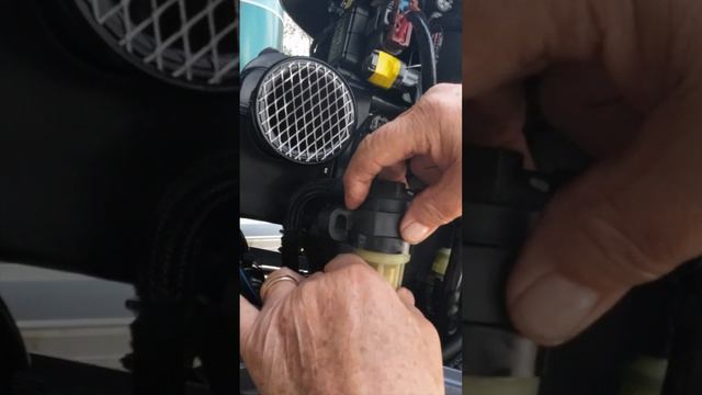 Gas Filter Swap 2018 Yahama 90 hp 4 stroke outboard pic