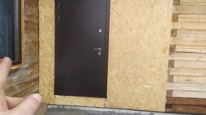 установка входной металлической двери в деревянном доме