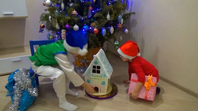 Дед Мороз и Санта Клаус съели ОГРОМНЫЙ ПРЯНИЧНЫЙ ДОМИК Huge gingerbread house ate Santa Claus смотреть онлайн