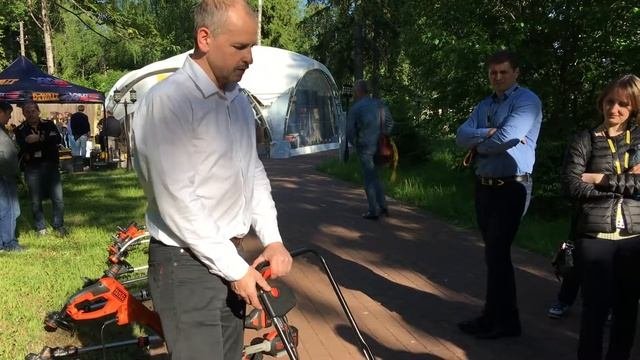Электрический аэратор Black&Decker  для вычесывания газона от старой травы и мха