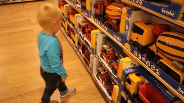 VLOG Гуляем по магазину игрушек   PLAYING IN THE TOY STORE смотреть онлайн