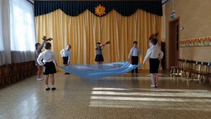 Танец "Весна 45 года" с тканью и цветами