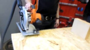 Работа дисковой пилы (CIRCULAR SAW working) AEG KS 66-2