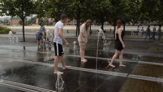 Guy, girls, wet dresses and splashes for three-2!/Парень,девушки,мокрые платья и брызги на троих-2! смотреть онлайн
