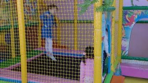 ДЕТИ ПРЫГАЮТ НА БАТУТЕ! Видео для детей