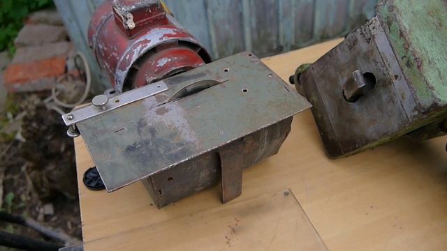 Самодельный мертворожденый бесценрово-шлифовальный станок.