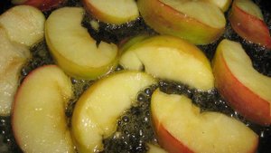 Сливочная рисовая каша с яблоками