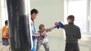 Тренировка по боксу для детей. Отработка ударов в парах