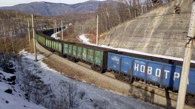 Система электровозов 2ЭС5К-113/078 с грузовым поездом и толкач 4ЭС5К-033 "Ермак" в хвосте. смотреть онлайн