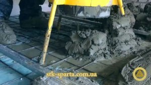 Пневмонагнетатель СО-241 в работе на объекте. Подача полусухой стяжки.