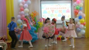 Танец с зонтиками